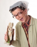 Frieda Braun mit Hasenbrot